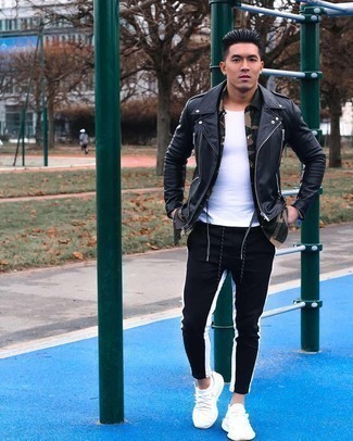 Quale giacca da moto indossare con chino neri per un uomo di 20 anni: Abbina una giacca da moto con chino neri per un fantastico look da sfoggiare nel weekend. Indossa un paio di scarpe sportive bianche per avere un aspetto più rilassato.