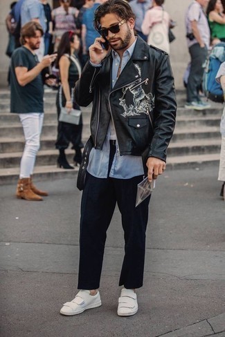 Come indossare e abbinare una giacca da moto in pelle stampata per un uomo di 30 anni: Coniuga una giacca da moto in pelle stampata con chino blu scuro per affrontare con facilità la tua giornata. Sneakers basse in pelle bianche sono una buona scelta per completare il look.