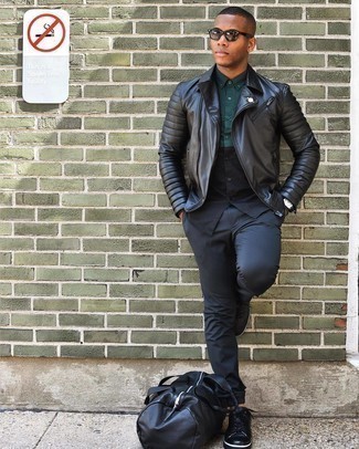 Come indossare e abbinare una giacca da moto in pelle nera per un uomo di 20 anni: Prova a combinare una giacca da moto in pelle nera con chino grigio scuro per vestirti casual. Sneakers basse in pelle nere sono una eccellente scelta per completare il look.