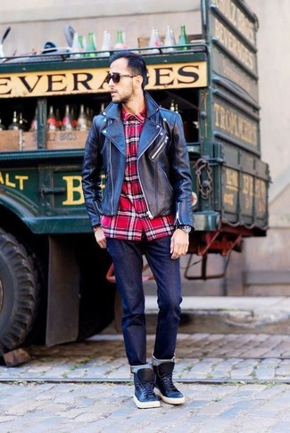 Come indossare e abbinare una giacca da moto con jeans quando fa caldo: Prova a combinare una giacca da moto con jeans per un look spensierato e alla moda. Opta per un paio di sneakers alte in pelle nere per avere un aspetto più rilassato.