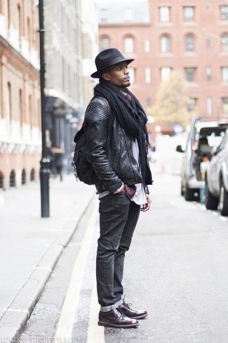 Come indossare e abbinare una sciarpa nera quando fa freddo: Indossa una giacca da moto in pelle nera con una sciarpa nera per un look comfy-casual. Un bel paio di scarpe brogue in pelle bordeaux è un modo semplice di impreziosire il tuo look.