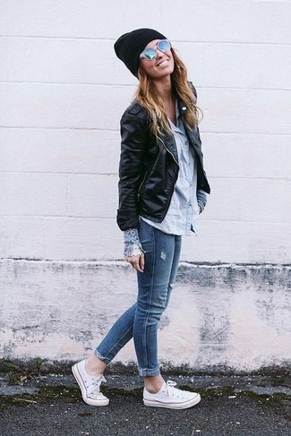 Come indossare e abbinare sneakers basse bianche con jeans blu: Abbina una giacca da moto in pelle nera con jeans blu per un look spensierato e alla moda. Prova con un paio di sneakers basse bianche per un tocco più rilassato.