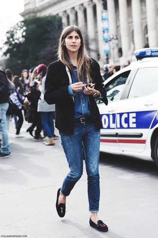 Look alla moda per donna: Giacca da moto di lana nera, Camicia di jeans blu, Jeans aderenti blu, Mocassini eleganti in pelle scamosciata ricamati neri