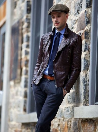 Come indossare e abbinare una coppola grigia per un uomo di 30 anni: Combina una giacca da moto in pelle marrone scuro con una coppola grigia per una sensazione di semplicità e spensieratezza.
