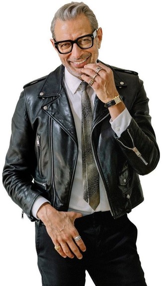Come indossare e abbinare una cravatta stampata argento per un uomo di 50 anni: Punta su una giacca da moto in pelle nera e una cravatta stampata argento per un look da sfoggiare sul lavoro.