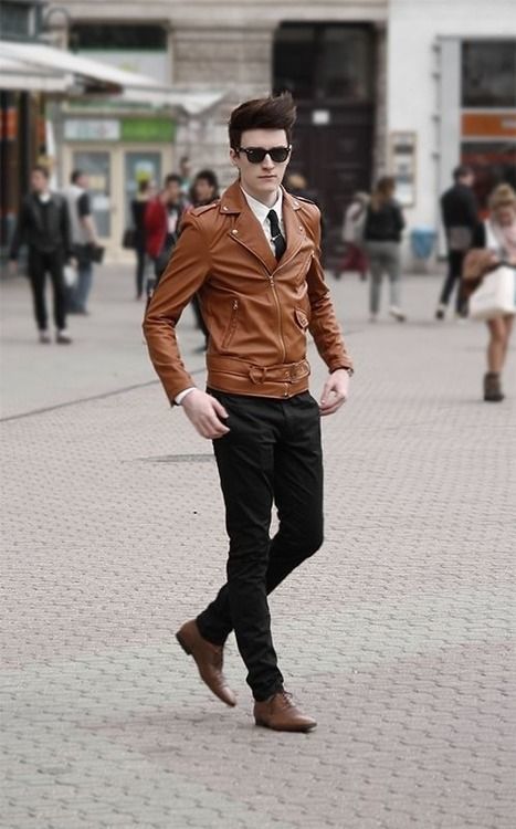 Look alla moda per uomo: Giacca da moto in pelle terracotta, Camicia  elegante bianca, Chino neri, Scarpe oxford in pelle marroni