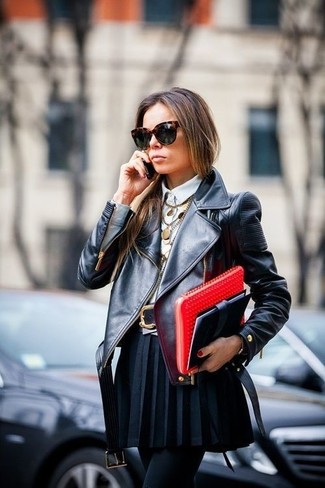 Come indossare e abbinare un collant nero per una donna di 30 anni in modo smart-casual: Potresti combinare una giacca da moto in pelle nera con un collant nero per un outfit inaspettato.