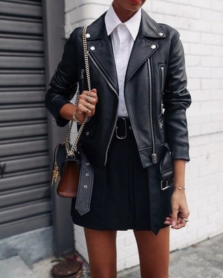 Come indossare e abbinare una giacca da moto in pelle: Coniuga una giacca da moto in pelle con una gonna a pieghe nera per un look perfetto per il weekend.