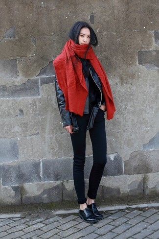 Come indossare e abbinare una sciarpa rossa: Una giacca da moto in pelle nera e una sciarpa rossa per essere spensierata e alla moda. Indossa un paio di scarpe oxford in pelle nere per dare un tocco classico al completo.
