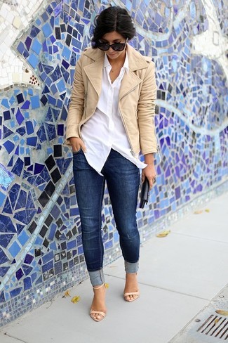 Come indossare e abbinare sandali beige: Indossa una giacca da moto in pelle beige e jeans aderenti blu scuro per creare un look raffinato e glamour. Se non vuoi essere troppo formale, scegli un paio di sandali beige come calzature.