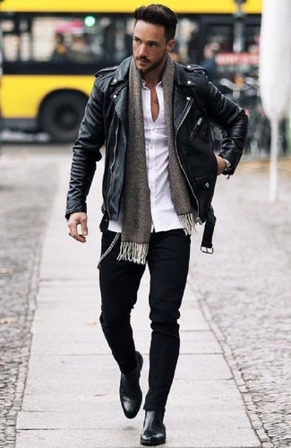 Quale jeans aderenti indossare con una giacca da moto nera quando fa freddo in modo smart-casual: Prova a combinare una giacca da moto nera con jeans aderenti per un look perfetto per il weekend. Mostra il tuo gusto per le calzature di alta classe con un paio di stivali chelsea in pelle neri.