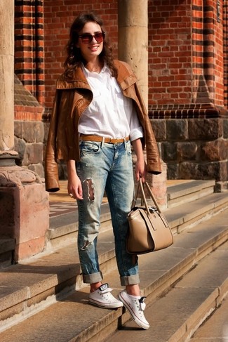 Come indossare e abbinare una giacca marrone in modo casual: Combina una giacca marrone con jeans boyfriend strappati blu per essere casual. Sneakers basse bianche sono una eccellente scelta per completare il look.