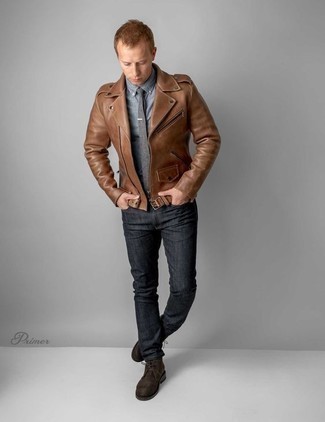 Quale jeans indossare con una giacca da moto marrone scuro in primavera 2025 in modo smart-casual: Metti una giacca da moto marrone scuro e jeans per un look semplice, da indossare ogni giorno. Sfodera il gusto per le calzature di lusso e indossa un paio di chukka in pelle scamosciata marrone scuro. Questo, ovviamente, è l'outfit magnifico per la primavera.