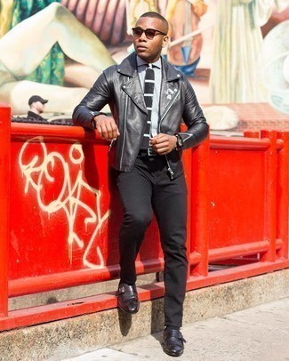 Come indossare e abbinare una camicia elegante con una giacca da moto per un uomo di 20 anni: Potresti combinare una giacca da moto con una camicia elegante per vestirti casual. Per le calzature, scegli lo stile classico con un paio di scarpe monk in pelle nere.