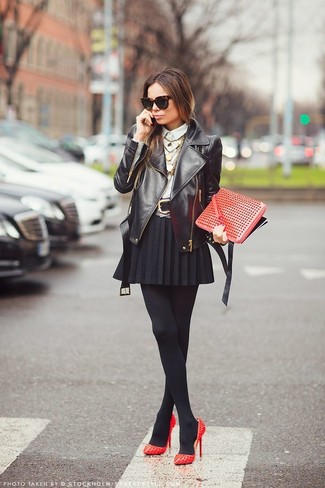 Come indossare e abbinare una minigonna nera: Vestiti con una giacca da moto in pelle nera e una minigonna nera per un'atmosfera casual-cool. Décolleté in pelle con borchie rossi sono una validissima scelta per completare il look.