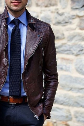 Come indossare e abbinare una camicia elegante azzurra con una giacca da moto in pelle marrone: Vestiti con una giacca da moto in pelle marrone e una camicia elegante azzurra per un look elegante ma non troppo appariscente.