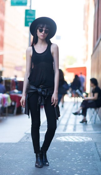 Quale jeans indossare con una canotta nera: Abbina una canotta nera con jeans per un look trendy e alla mano. Perfeziona questo look con un paio di stivaletti in pelle neri.