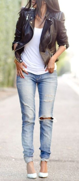 Come indossare e abbinare jeans strappati azzurri quando fa freddo: Indossa una giacca da moto in pelle nera e jeans strappati azzurri per una sensazione di semplicità e spensieratezza. Décolleté in pelle bianchi sono una valida scelta per completare il look.
