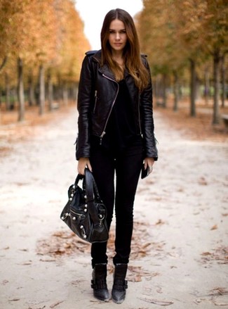 Come indossare e abbinare jeans aderenti neri con stivaletti in pelle neri: Coniuga una giacca da moto in pelle nera con jeans aderenti neri per creare un look raffinato e glamour. Stivaletti in pelle neri sono una splendida scelta per completare il look.
