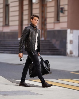 Quale scarpe indossare con una giacca in pelle nera in modo casual: Per un outfit quotidiano pieno di carattere e personalità, punta su una giacca in pelle nera e jeans neri. Un bel paio di scarpe oxford in pelle marrone scuro è un modo semplice di impreziosire il tuo look.