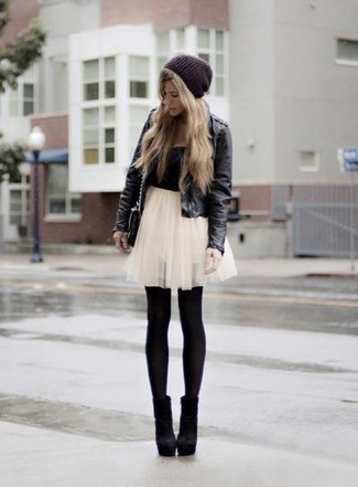 Look alla moda per donna: Giacca da moto in pelle nera, Canotta nera, Minigonna in tulle bianca, Stivaletti in pelle scamosciata neri