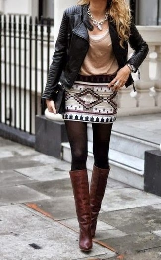 Look alla moda per donna: Giacca da moto in pelle nera, Canotta bianca, T-shirt girocollo marrone, Minigonna geometrica bianca
