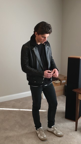 Come indossare e abbinare una giacca da moto per un uomo di 17 anni: Abbina una giacca da moto con jeans neri per un look semplice, da indossare ogni giorno. Sneakers basse in pelle bianche sono una validissima scelta per completare il look.