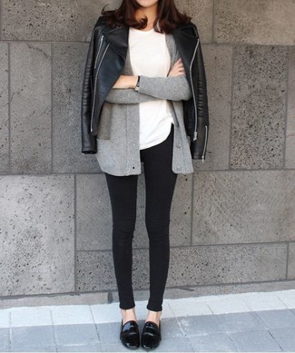 Look alla moda per donna: Giacca da moto in pelle nera, Cardigan grigio, T-shirt girocollo bianca, Jeans aderenti neri