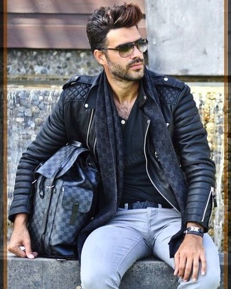 Come indossare e abbinare una borsa in pelle per un uomo di 30 anni quando fa freddo in modo casual: Potresti combinare una giacca da moto in pelle trapuntata nera con una borsa in pelle per un look comfy-casual.