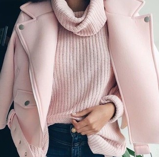 Come indossare e abbinare una giacca da moto di lana rosa quando fa caldo in modo casual: Per un outfit quotidiano pieno di carattere e personalità, abbina una giacca da moto di lana rosa con jeans aderenti blu scuro.