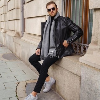 Quale giacca da moto indossare con sneakers basse grigio scuro: Prova ad abbinare una giacca da moto con chino neri per affrontare con facilità la tua giornata. Sneakers basse grigio scuro sono una valida scelta per completare il look.