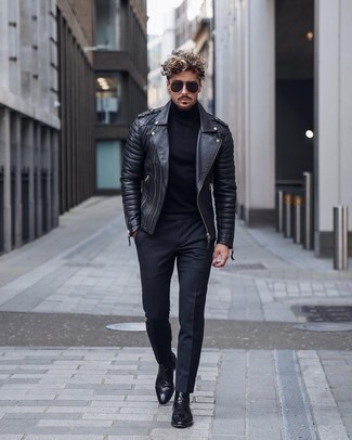 Come indossare e abbinare una giacca da moto nera in modo smart-casual: Combina una giacca da moto nera con chino neri per un look trendy e alla mano. Un bel paio di stivali chelsea in pelle neri è un modo semplice di impreziosire il tuo look.