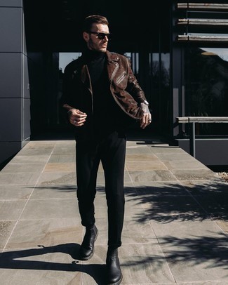 Quale dolcevita indossare con una giacca da moto marrone scuro: Indossa una giacca da moto marrone scuro con un dolcevita per un look semplice, da indossare ogni giorno. Rifinisci il completo con un paio di stivali chelsea in pelle neri.