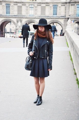 Come indossare e abbinare un borsalino quando fa freddo: Mostra il tuo stile in una giacca da moto in pelle nera con un borsalino per una sensazione di semplicità e spensieratezza. Stivaletti in pelle neri sono una eccellente scelta per completare il look.