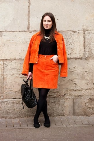 Come indossare e abbinare una giacca arancione quando fa freddo in modo smart-casual: Potresti indossare una giacca arancione e una gonna a tubino in pelle scamosciata arancione per un outfit che si fa notare. Se non vuoi essere troppo formale, opta per un paio di ballerine in pelle scamosciata nere.