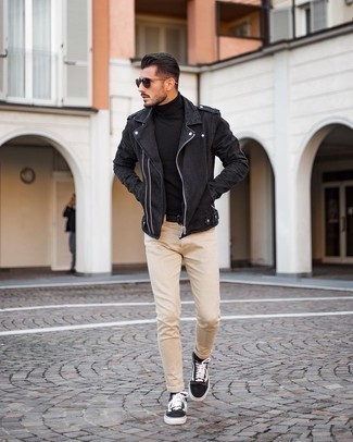 Quale jeans aderenti indossare con una giacca da moto nera in autunno 2024: Una giacca da moto nera e jeans aderenti sono una combinazione perfetta da usare nel weekend. Scegli uno stile classico per le calzature e scegli un paio di sneakers basse di tela marrone scuro. Questo, ovviamente, è il look stupendo per questa stagione autunnale.