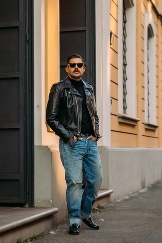 Come indossare e abbinare una giacca da moto quando fa caldo: Mostra il tuo stile in una giacca da moto con jeans strappati azzurri per un'atmosfera casual-cool. Completa il tuo abbigliamento con un paio di mocassini eleganti in pelle neri.