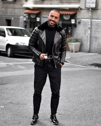 Come indossare e abbinare chukka nere per un uomo di 20 anni: Potresti indossare una giacca da moto in pelle nera e jeans neri per un fantastico look da sfoggiare nel weekend. Sfodera il gusto per le calzature di lusso e scegli un paio di chukka nere.