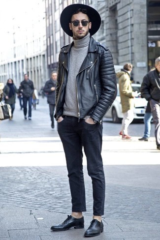 Quale jeans indossare con scarpe brogue nere in modo smart-casual: Prova ad abbinare una giacca da moto in pelle nera con jeans per affrontare con facilità la tua giornata. Scarpe brogue nere doneranno eleganza a un look altrimenti semplice.