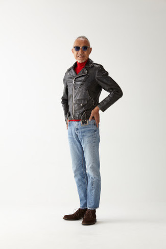 Quale giacca da moto indossare con jeans azzurri quando fa freddo: Prova a combinare una giacca da moto con jeans azzurri per un outfit comodo ma studiato con cura. Sfodera il gusto per le calzature di lusso e prova con un paio di chukka in pelle scamosciata marrone scuro.