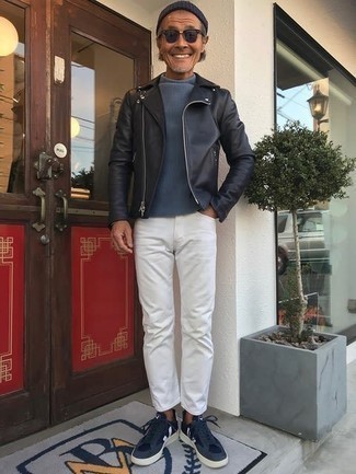 Come indossare e abbinare jeans con una giacca da moto: Potresti combinare una giacca da moto con jeans per affrontare con facilità la tua giornata. Sneakers basse di tela blu scuro e bianche sono una splendida scelta per completare il look.