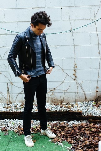 Quale giacca da moto indossare con jeans neri per un uomo di 30 anni in modo casual: Indossa una giacca da moto e jeans neri per un look semplice, da indossare ogni giorno. Ispirati all'eleganza di Luca Argentero e completa il tuo look con un paio di sneakers basse di tela bianche.