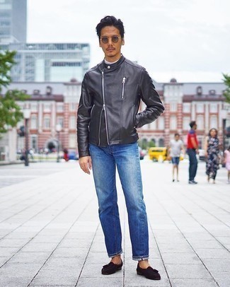 Come indossare e abbinare jeans blu con una giacca in pelle nera per un uomo di 30 anni: Abbina una giacca in pelle nera con jeans blu per vestirti casual. Opta per un paio di mocassini con nappine in pelle scamosciata marrone scuro per dare un tocco classico al completo.