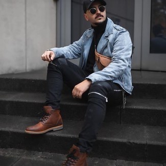 Quale jeans indossare con stivali casual marroni per un uomo di 20 anni: Mostra il tuo stile in una giacca da moto azzurra con jeans per vestirti casual. Mettiti un paio di stivali casual marroni per dare un tocco classico al completo.