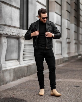 Quale giacca da moto indossare con stivali chelsea marrone chiaro per un uomo di 30 anni: Punta su una giacca da moto e jeans neri per un look raffinato per il tempo libero. Scegli uno stile classico per le calzature e indossa un paio di stivali chelsea marrone chiaro.