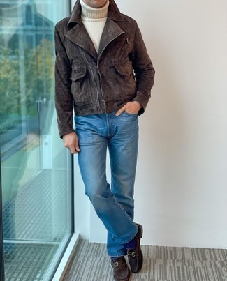 Quale jeans indossare con una giacca da moto marrone scuro: Prova a combinare una giacca da moto marrone scuro con jeans per vestirti casual. Prova con un paio di mocassini eleganti in pelle scamosciata marrone scuro per dare un tocco classico al completo.