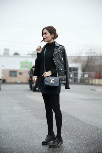Look alla moda per donna: Giacca da moto in pelle nera, Dolcevita nero, Minigonna di pizzo nera, Scarpe oxford in pelle nere