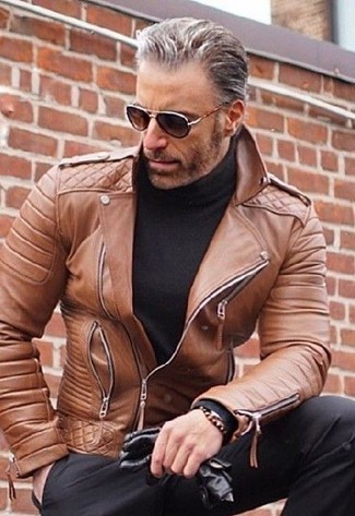 Come indossare e abbinare una giacca da moto in pelle marrone: Potresti indossare una giacca da moto in pelle marrone e pantaloni eleganti neri per un look davvero alla moda.