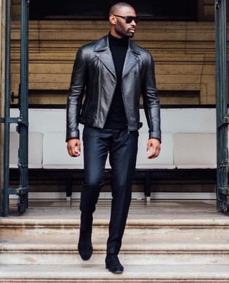 Quale giacca da moto indossare con stivali chelsea neri: Opta per una giacca da moto e pantaloni eleganti neri per creare un look smart casual. Stivali chelsea neri sono una buona scelta per completare il look.