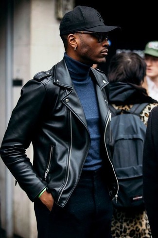 Come indossare e abbinare occhiali da sole neri per un uomo di 20 anni in modo smart-casual: Potresti indossare una giacca da moto in pelle nera e occhiali da sole neri per un look comfy-casual.